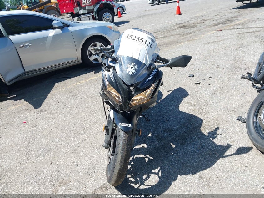 2017 Kawasaki Ninja VIN JKAEX8B16HDA37268 IAAI salvage auction — RIGHT FRONT, Salvage Title, sold $825 on 2026-07-14 (photo 5)