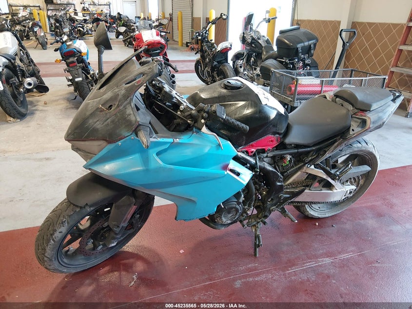 2024 Honda Cbr VIN MLHPC7057R5000116 IAAI salvage auction — LEFT & RIGHT, Salvage Title, sold $525 on 2026-07-15 (photo 2)