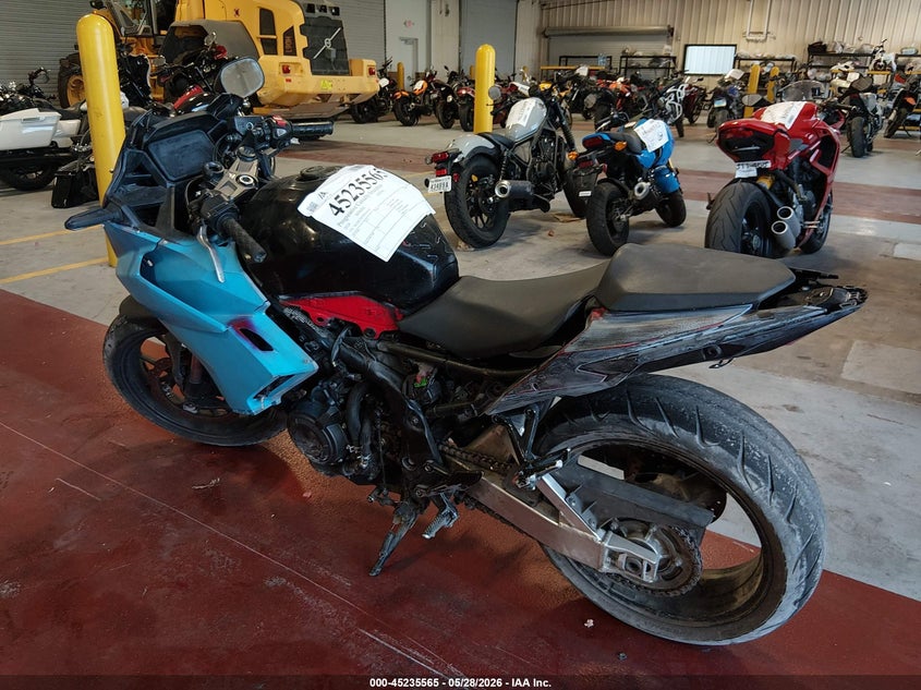 2024 Honda Cbr VIN MLHPC7057R5000116 IAAI salvage auction — LEFT & RIGHT, Salvage Title, sold $525 on 2026-07-15 (photo 3)