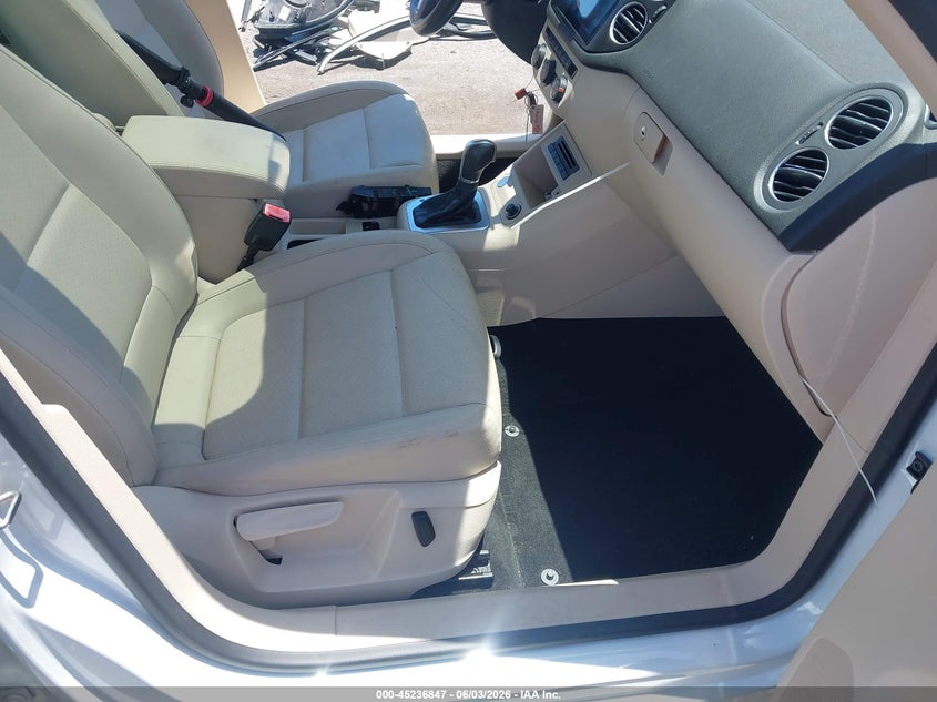 2016 Volkswagen Tiguan VIN WVGAV7AX0GW585255 IAAI salvage auction — LEFT SIDE, Salvage Title, sold $1,225 on 2026-07-21 (photo 5)