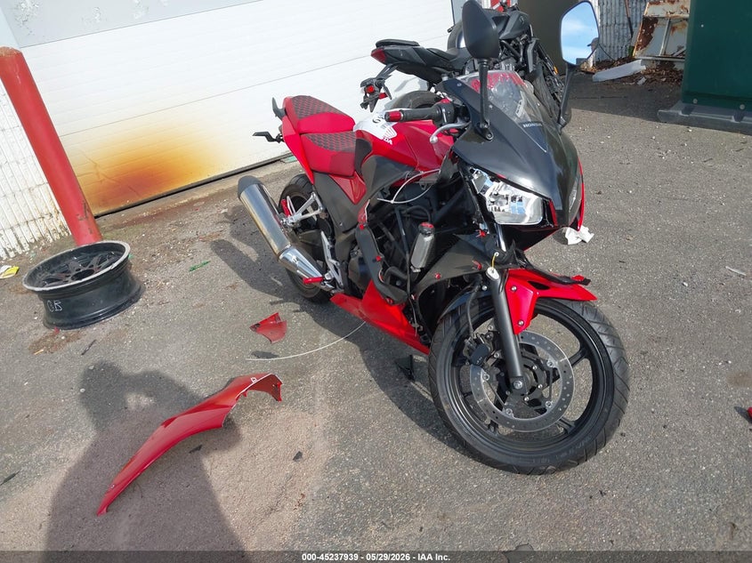 2015 Honda Cbr VIN MLHNC5105F5100970 IAAI salvage auction — RIGHT FRONT, Salvage Title, sold $100 on 2026-07-08 (photo 1)