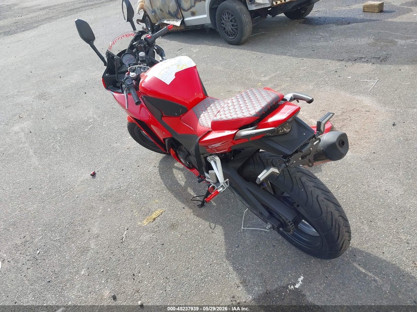2015 Honda Cbr VIN MLHNC5105F5100970 IAAI salvage auction — RIGHT FRONT, Salvage Title, sold $100 on 2026-07-08 (photo 3)