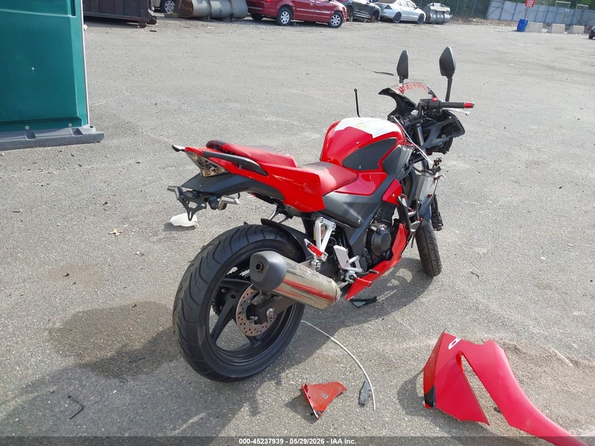 2015 Honda Cbr VIN MLHNC5105F5100970 IAAI salvage auction — RIGHT FRONT, Salvage Title, sold $100 on 2026-07-08 (photo 4)