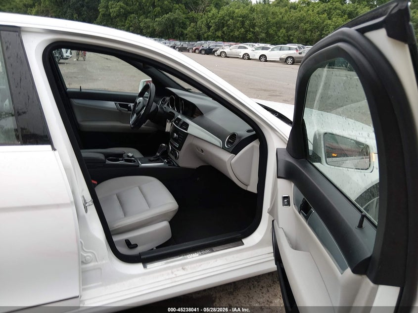 2014 Mercedes-benz C-klasse VIN WDDGF8AB2EA942795 IAAI salvage auction — REAR END, Salvage Title, sold $775 on 2026-07-29 (photo 5)