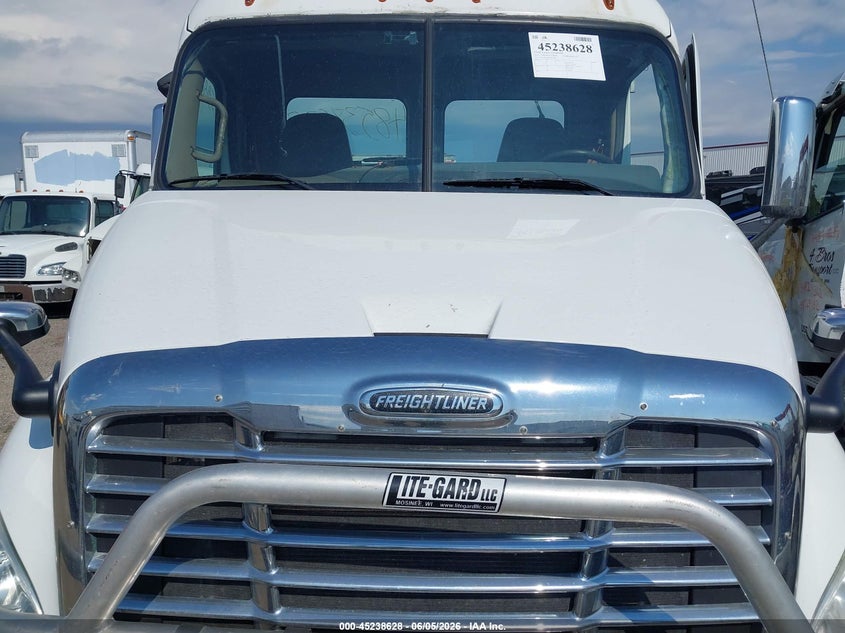 2013 Freightliner Cascadia 113 VIN 1FUJGBDV0DLBW3989 IAAI salvage auction — NORMAL WEAR, Clear (Indiana), sold $2,550 on 2026-07-09 (photo 9)