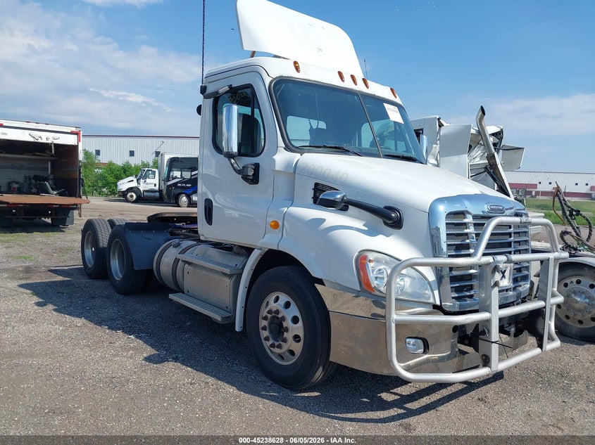 2013 Freightliner Cascadia 113 VIN 1FUJGBDV0DLBW3989 IAAI salvage auction — NORMAL WEAR, Clear (Indiana), sold $2,550 on 2026-07-09 (photo 1)