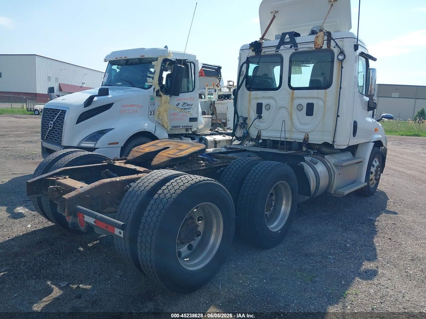 2013 Freightliner Cascadia 113 VIN 1FUJGBDV0DLBW3989 IAAI salvage auction — NORMAL WEAR, Clear (Indiana), sold $2,550 on 2026-07-09 (photo 4)