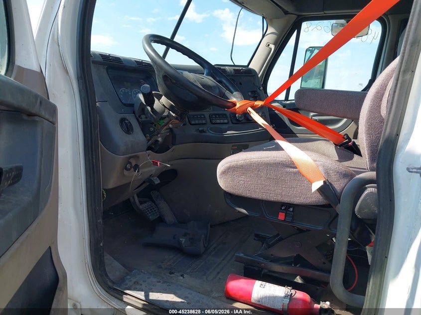 2013 Freightliner Cascadia 113 VIN 1FUJGBDV0DLBW3989 IAAI salvage auction — NORMAL WEAR, Clear (Indiana), sold $2,550 on 2026-07-09 (photo 6)