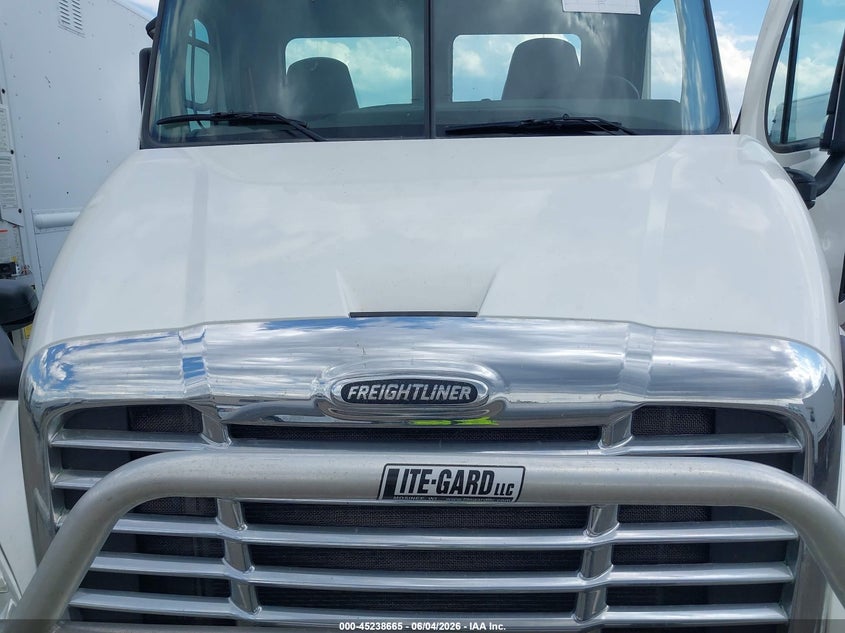 2015 Freightliner Cascadia 113 VIN 1FUJGBDV5FLBW4381 IAAI salvage auction — NORMAL WEAR, Clear (Indiana), sold $2,000 on 2026-07-09 (photo 9)