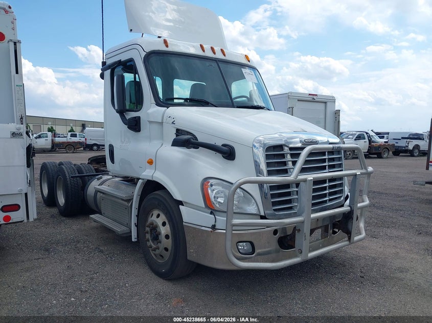 2015 Freightliner Cascadia 113 VIN 1FUJGBDV5FLBW4381 IAAI salvage auction — NORMAL WEAR, Clear (Indiana), sold $2,000 on 2026-07-09 (photo 1)
