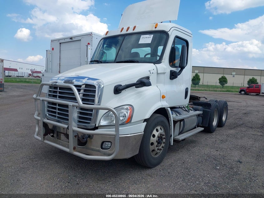 2015 Freightliner Cascadia 113 VIN 1FUJGBDV5FLBW4381 IAAI salvage auction — NORMAL WEAR, Clear (Indiana), sold $2,000 on 2026-07-09 (photo 2)