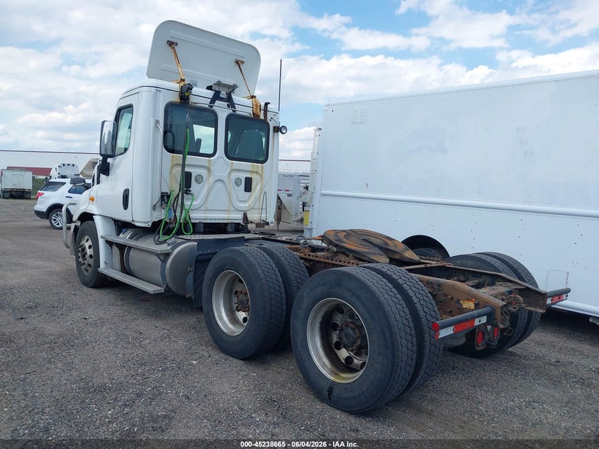 2015 Freightliner Cascadia 113 VIN 1FUJGBDV5FLBW4381 IAAI salvage auction — NORMAL WEAR, Clear (Indiana), sold $2,000 on 2026-07-09 (photo 3)
