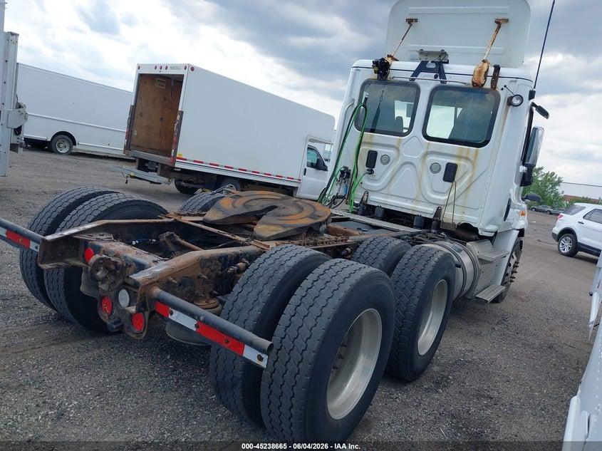 2015 Freightliner Cascadia 113 VIN 1FUJGBDV5FLBW4381 IAAI salvage auction — NORMAL WEAR, Clear (Indiana), sold $2,000 on 2026-07-09 (photo 4)