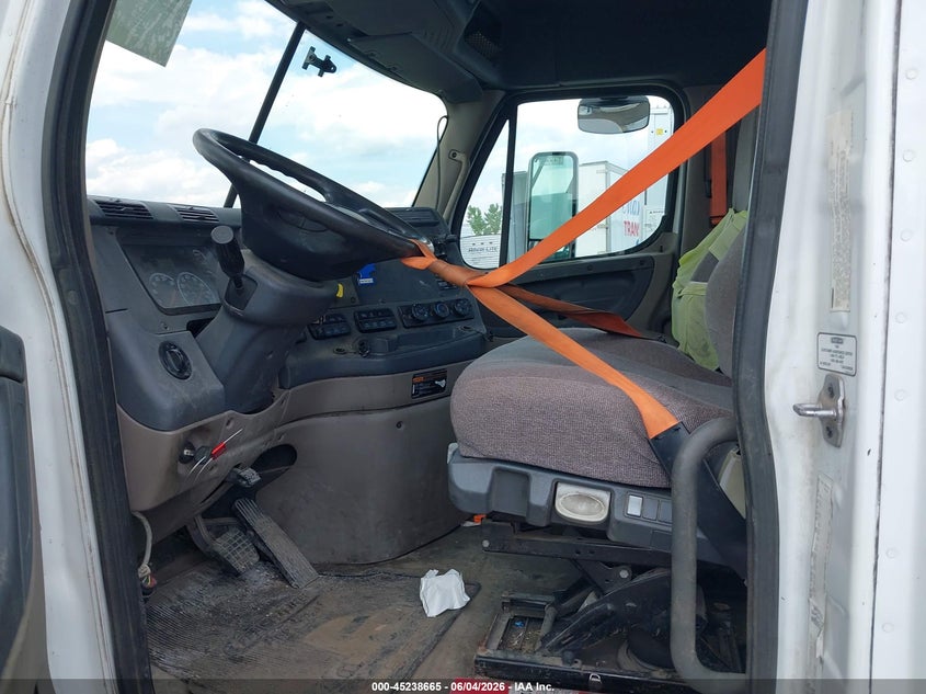 2015 Freightliner Cascadia 113 VIN 1FUJGBDV5FLBW4381 IAAI salvage auction — NORMAL WEAR, Clear (Indiana), sold $2,000 on 2026-07-09 (photo 6)