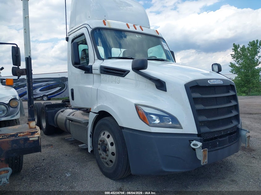 2019 Freightliner New cascadia 126 VIN 3AKJHLDR9KSKF5392 IAAI salvage auction — NORMAL WEAR, Clear (Indiana), sold $7,600 on 2026-07-09 (photo 1)