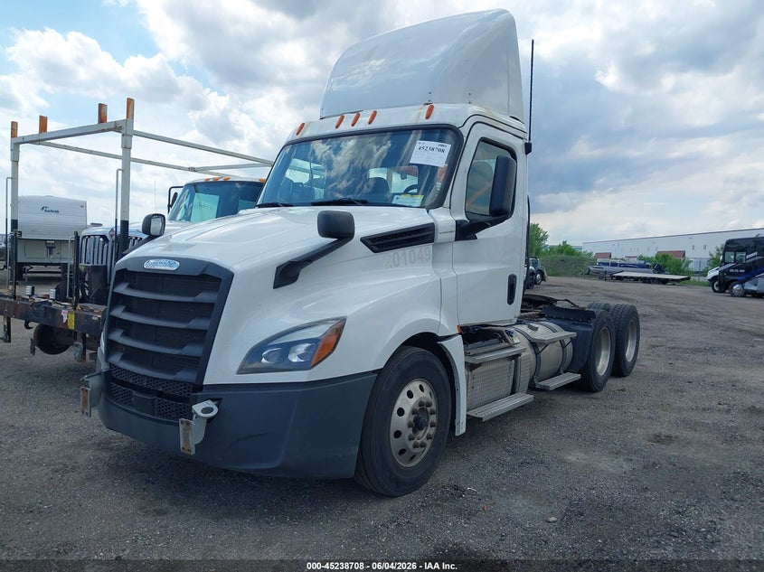 2019 Freightliner New cascadia 126 VIN 3AKJHLDR9KSKF5392 IAAI salvage auction — NORMAL WEAR, Clear (Indiana), sold $7,600 on 2026-07-09 (photo 2)