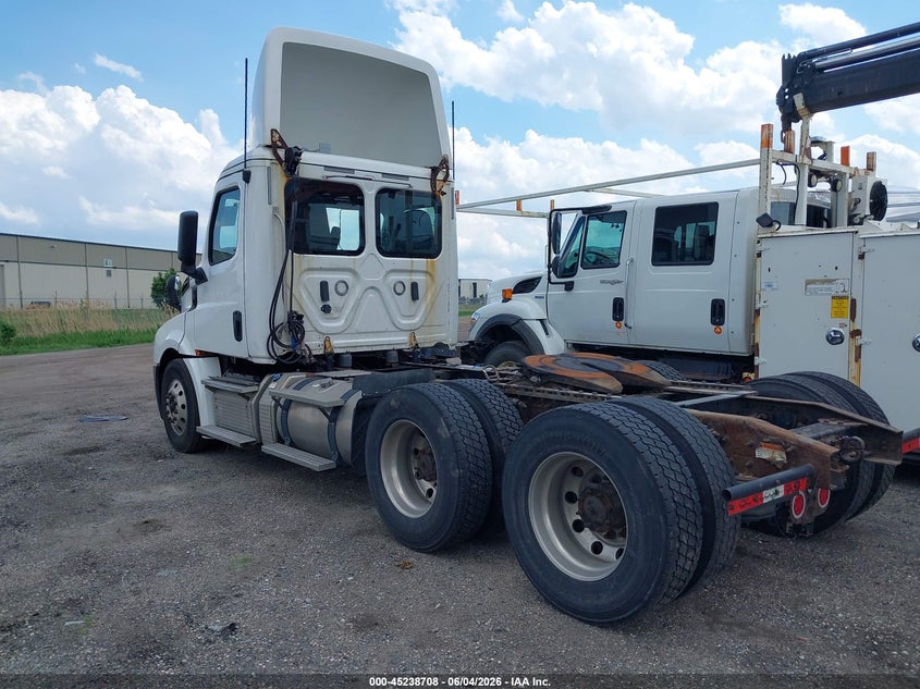 2019 Freightliner New cascadia 126 VIN 3AKJHLDR9KSKF5392 IAAI salvage auction — NORMAL WEAR, Clear (Indiana), sold $7,600 on 2026-07-09 (photo 3)