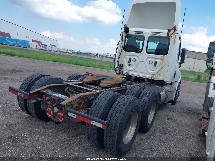 2019 Freightliner New cascadia 126 VIN 3AKJHLDR9KSKF5392 IAAI salvage auction — NORMAL WEAR, Clear (Indiana), sold $7,600 on 2026-07-09 (photo 4)