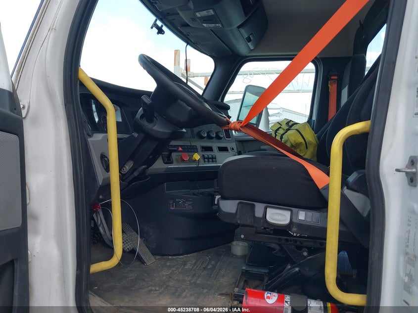 2019 Freightliner New cascadia 126 VIN 3AKJHLDR9KSKF5392 IAAI salvage auction — NORMAL WEAR, Clear (Indiana), sold $7,600 on 2026-07-09 (photo 6)
