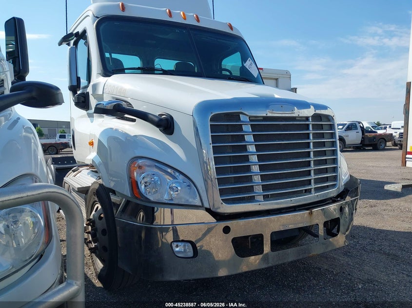2013 Freightliner Cascadia 113 VIN 1FUJGBDV5DLBW4247 IAAI salvage auction — NORMAL WEAR, Clear (Indiana), sold $2,400 on 2026-07-09 (photo 1)