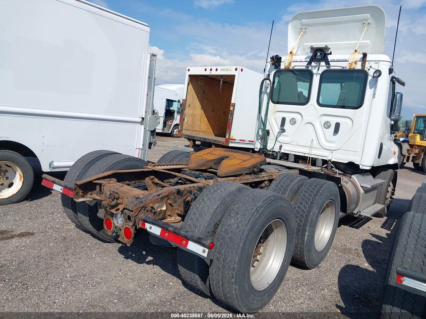 2013 Freightliner Cascadia 113 VIN 1FUJGBDV5DLBW4247 IAAI salvage auction — NORMAL WEAR, Clear (Indiana), sold $2,400 on 2026-07-09 (photo 4)