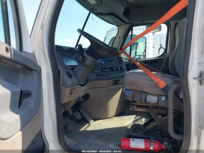 2013 Freightliner Cascadia 113 VIN 1FUJGBDV5DLBW4247 IAAI salvage auction — NORMAL WEAR, Clear (Indiana), sold $2,400 on 2026-07-09 (photo 6)