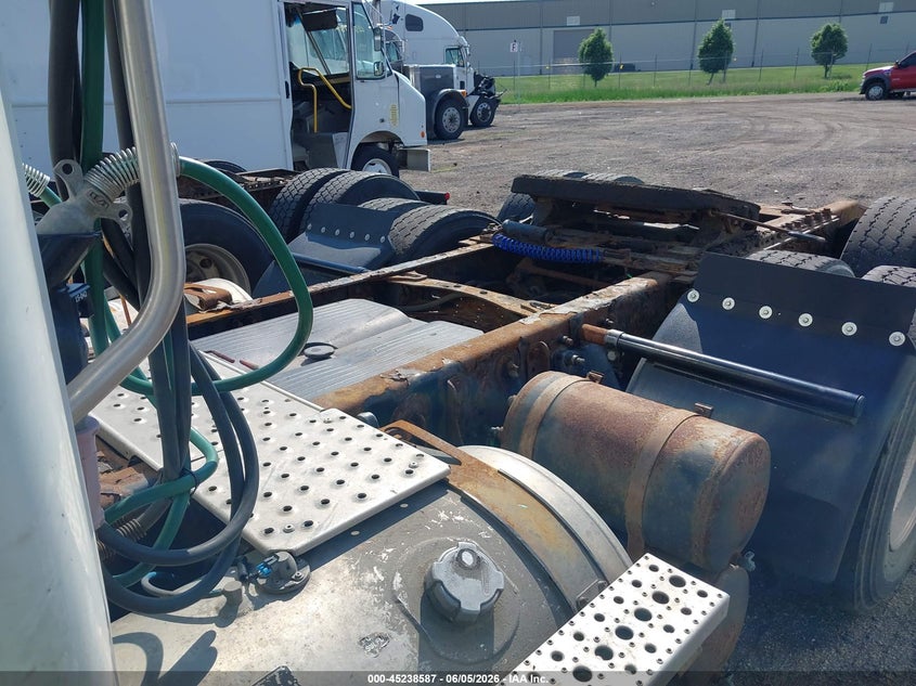 2013 Freightliner Cascadia 113 VIN 1FUJGBDV5DLBW4247 IAAI salvage auction — NORMAL WEAR, Clear (Indiana), sold $2,400 on 2026-07-09 (photo 7)