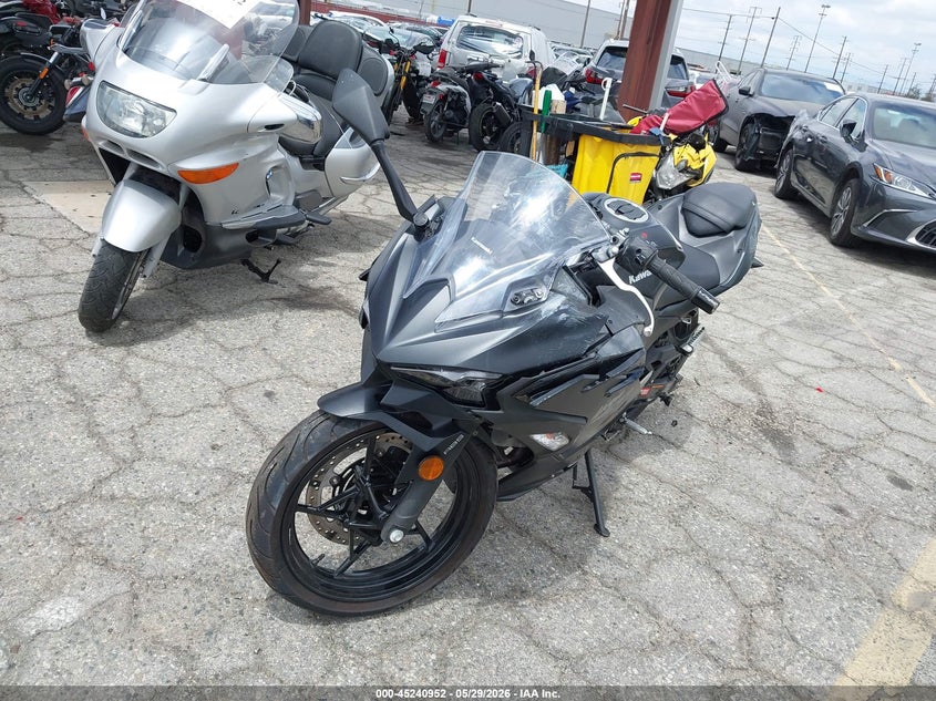 2026 Kawasaki Ninja VIN ML5EXGG19TDA86329 IAAI salvage auction — LEFT & RIGHT, Salvage Title, sold $925 on 2026-07-28 (photo 2)