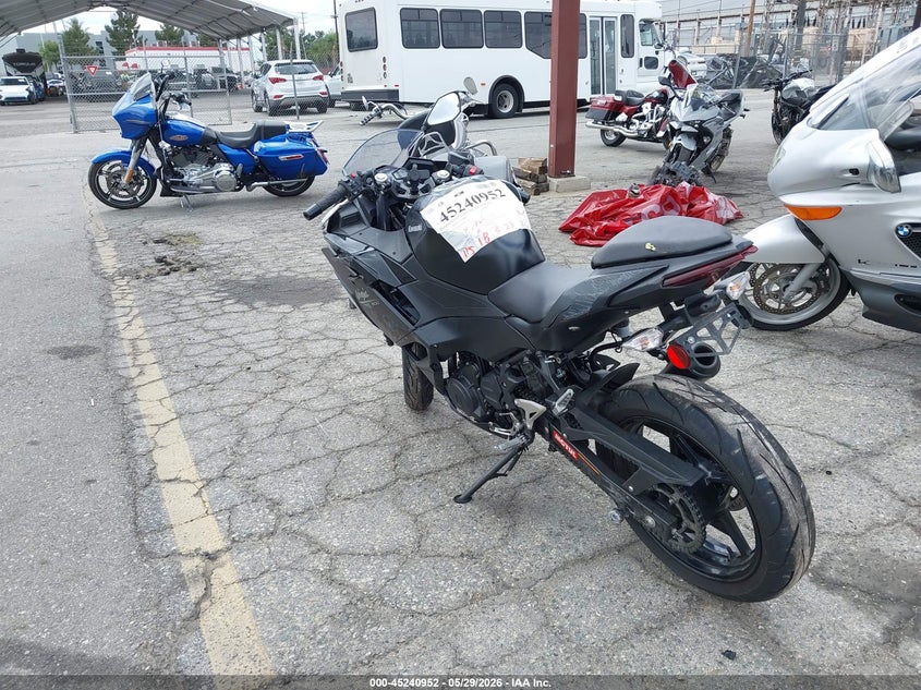 2026 Kawasaki Ninja VIN ML5EXGG19TDA86329 IAAI salvage auction — LEFT & RIGHT, Salvage Title, sold $925 on 2026-07-28 (photo 4)
