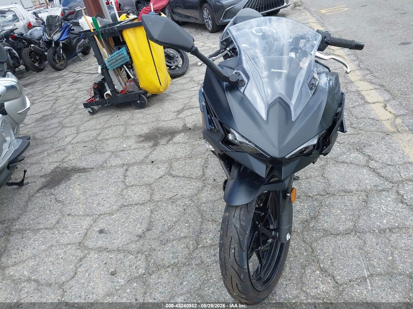2026 Kawasaki Ninja VIN ML5EXGG19TDA86329 IAAI salvage auction — LEFT & RIGHT, Salvage Title, sold $925 on 2026-07-28 (photo 5)