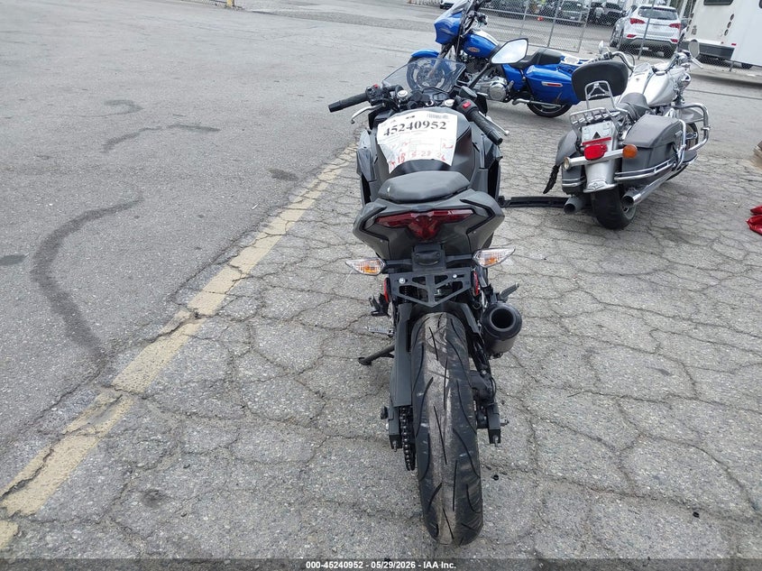 2026 Kawasaki Ninja VIN ML5EXGG19TDA86329 IAAI salvage auction — LEFT & RIGHT, Salvage Title, sold $925 on 2026-07-28 (photo 6)