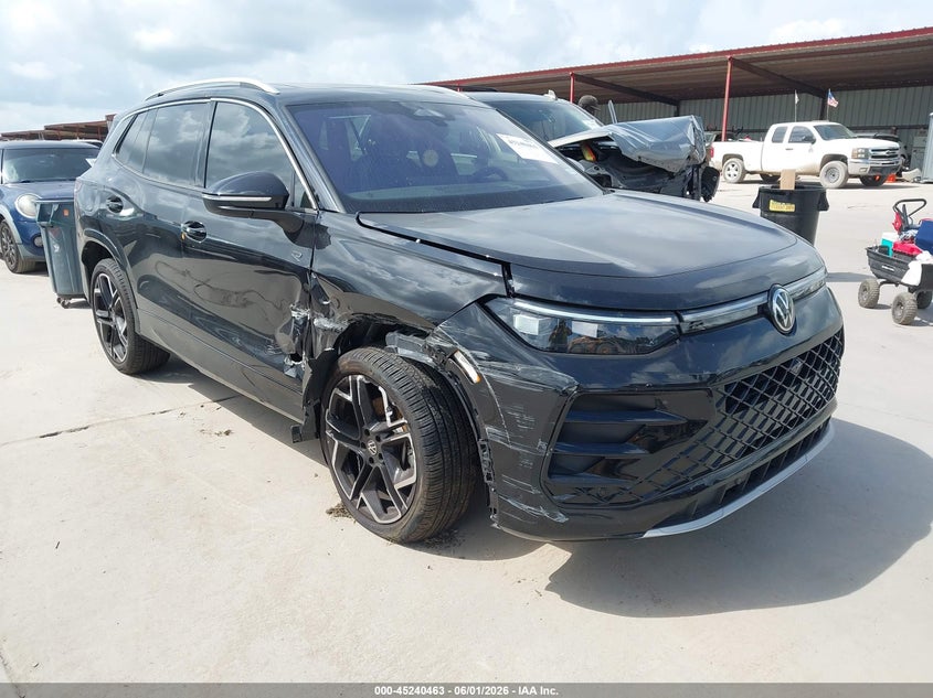 2025 Volkswagen Tiguan VIN 3VVLR7RM8SM055038 IAAI salvage auction — RIGHT FRONT, Salvage Title, sold $8,300 on 2026-07-28 (photo 1)