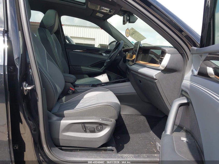 2025 Volkswagen Tiguan VIN 3VVLR7RM8SM055038 IAAI salvage auction — RIGHT FRONT, Salvage Title, sold $8,300 on 2026-07-28 (photo 5)