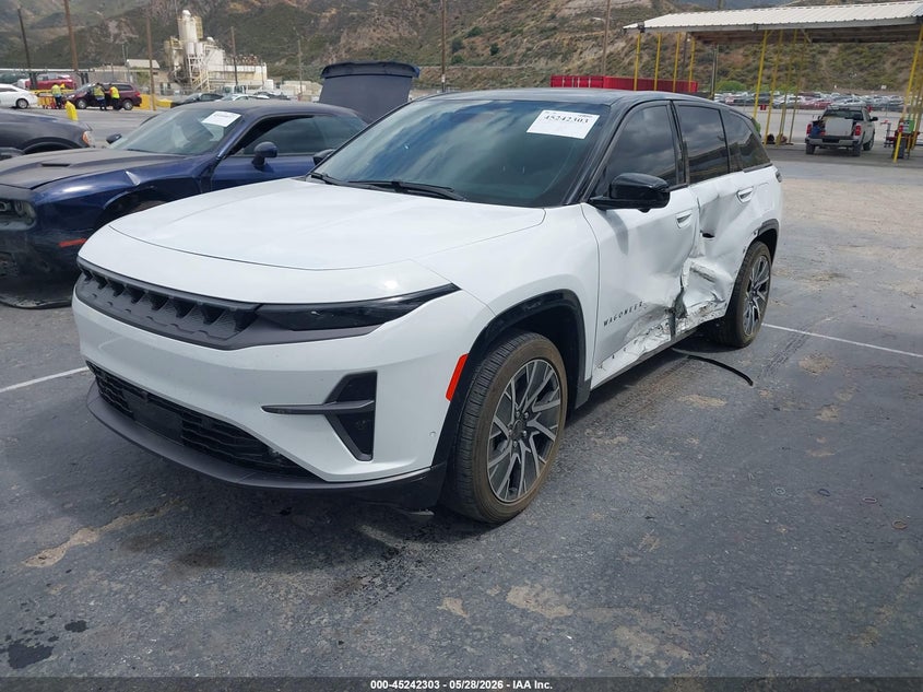 2025 Jeep VIN 3C4RJNCK8ST573099 IAAI salvage auction — SIDE, Salvage Title, sold $15,200 on 2026-08-26 (photo 2)