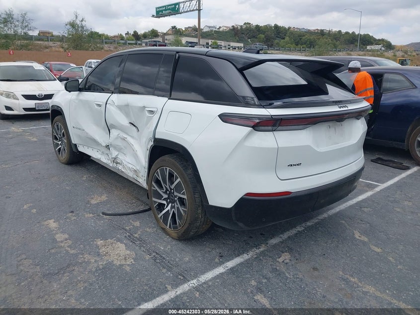 2025 Jeep VIN 3C4RJNCK8ST573099 IAAI salvage auction — SIDE, Salvage Title, sold $15,200 on 2026-08-26 (photo 3)