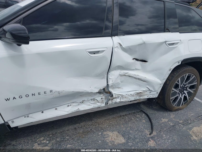 2025 Jeep VIN 3C4RJNCK8ST573099 IAAI salvage auction — SIDE, Salvage Title, sold $15,200 on 2026-08-26 (photo 6)