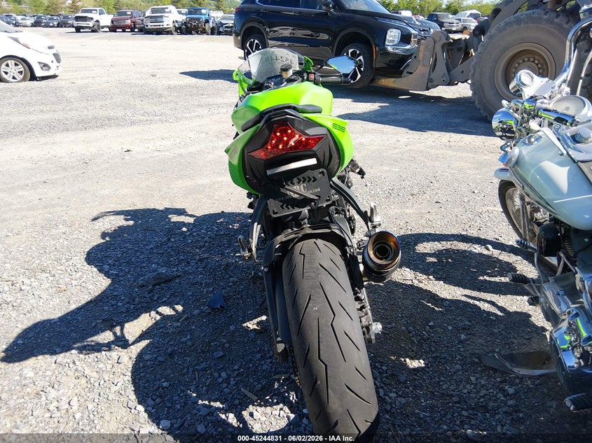 2025 Kawasaki Zx VIN JKBZXJK17SA009876 IAAI salvage auction — LEFT & RIGHT, Salvage Title, sold $3,350 on 2026-07-15 (photo 6)