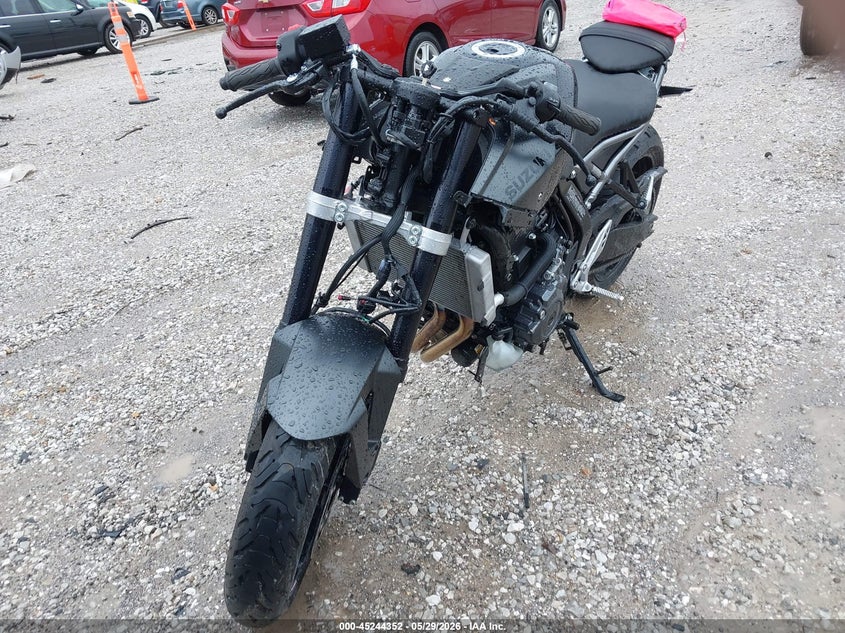 2025 Suzuki Gsx VIN JS1EM13B0S7100133 IAAI salvage auction — FRONT END, Salvage Title, sold $1,025 on 2026-07-21 (photo 5)