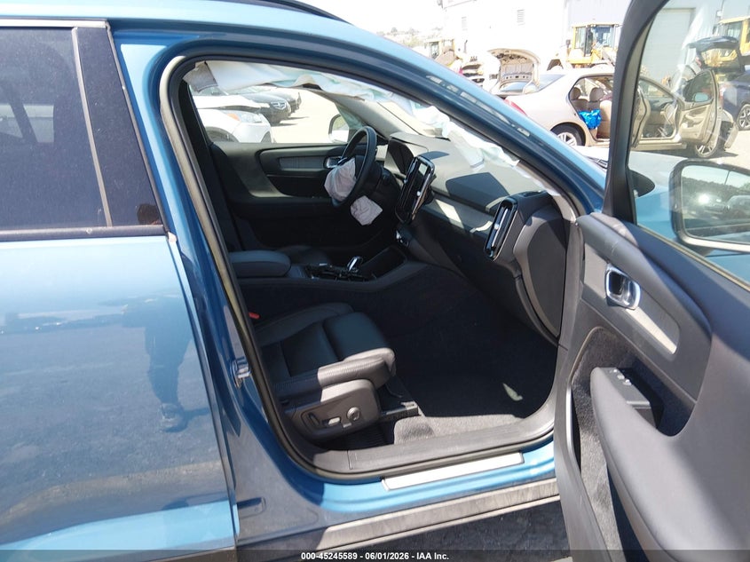 2023 Volvo Xc40 VIN YV4L12UW6P2989907 IAAI salvage auction — FRONT & REAR, Salvage (Pennsylvania), sold $6,300 on 2026-07-31 (photo 5)