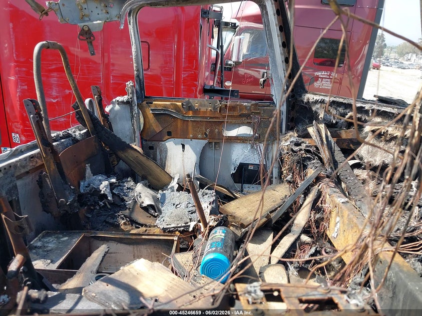 2018 Peterbilt 389 VIN 1XPXD49X7JD468911 IAAI salvage auction — BURN, Wait Title, sold $8,800 on 2026-08-25 (photo 5)