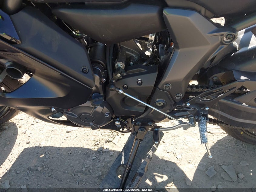 2025 Yamaha Yzf VIN JYARM38E8SA020888 IAAI salvage auction — RIGHT SIDE, Salvage Title, sold $3,500 on 2026-07-24 (photo 9)