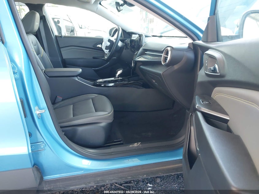 2025 Chevrolet Trax VIN KL77LKEP3SC050199 IAAI salvage auction — RIGHT FRONT, Salvage Title, sold $7,300 on 2026-07-27 (photo 5)