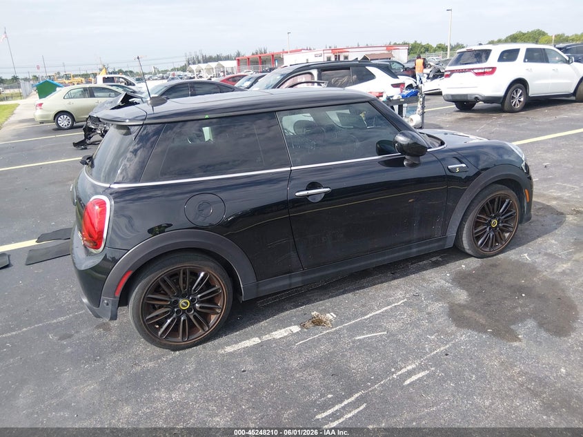 2024 Mini Hard top VIN WMW13DJ0XR2V85377 IAAI salvage auction — LEFT SIDE, Salvage Title, sold $6,800 on 2026-07-23 (photo 4)