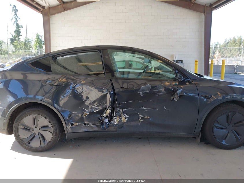 2026 Tesla Model y VIN 7SAYGDEE1TF563111 IAAI salvage auction — RIGHT SIDE, Salvage Title, sold $18,500 on 2026-07-16 (photo 6)