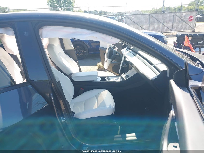 2021 Tesla Model y VIN 5YJYGDEF7MF302511 IAAI salvage auction — RIGHT FRONT, Salvage Title, sold $8,400 on 2026-09-11 (photo 5)
