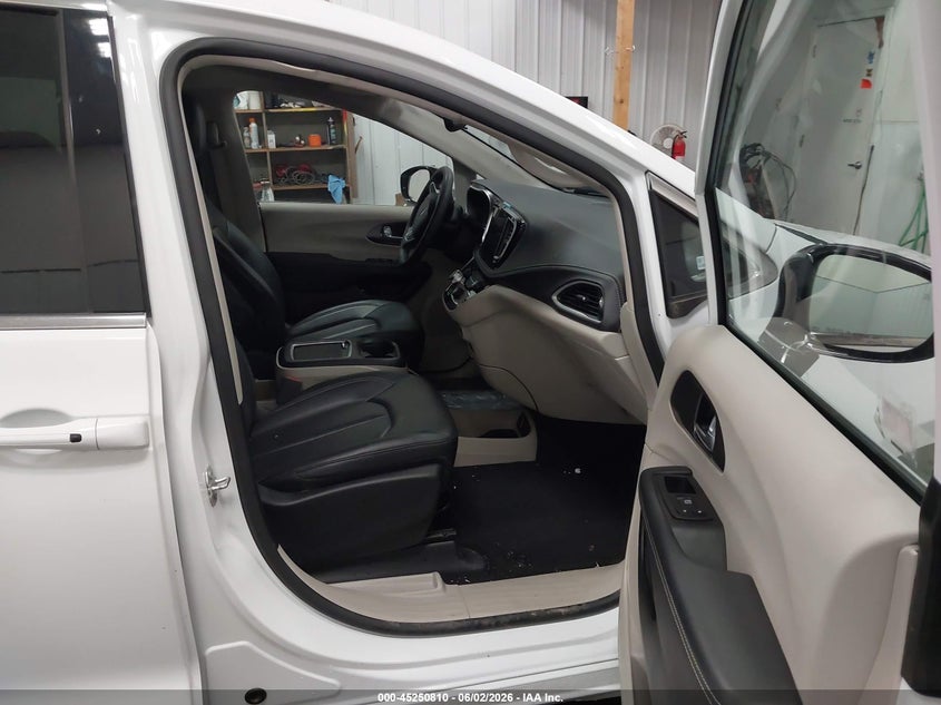 2024 Chrysler Pacifica VIN 2C4RC1S71RR153469 IAAI salvage auction — SIDE, Salvage Title, sold $4,150 on 2026-08-25 (photo 5)