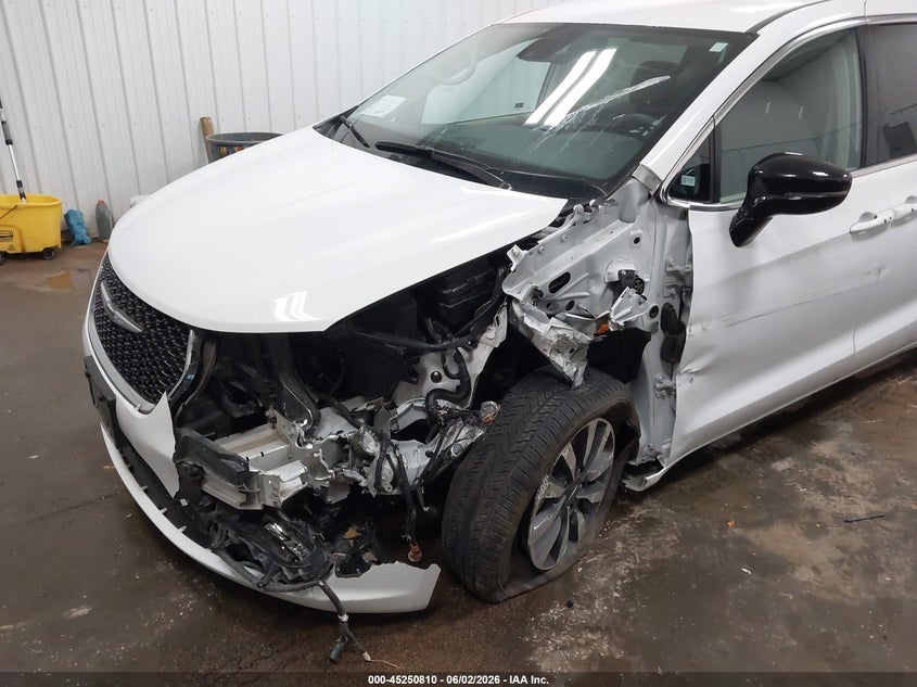 2024 Chrysler Pacifica VIN 2C4RC1S71RR153469 IAAI salvage auction — SIDE, Salvage Title, sold $4,150 on 2026-08-25 (photo 6)