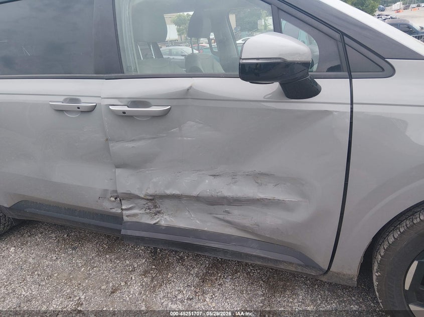 2025 Kia Carnival VIN KNDNC5K34S6458125 IAAI salvage auction — RIGHT SIDE, Salvage Title, sold $14,300 on 2026-07-18 (photo 6)