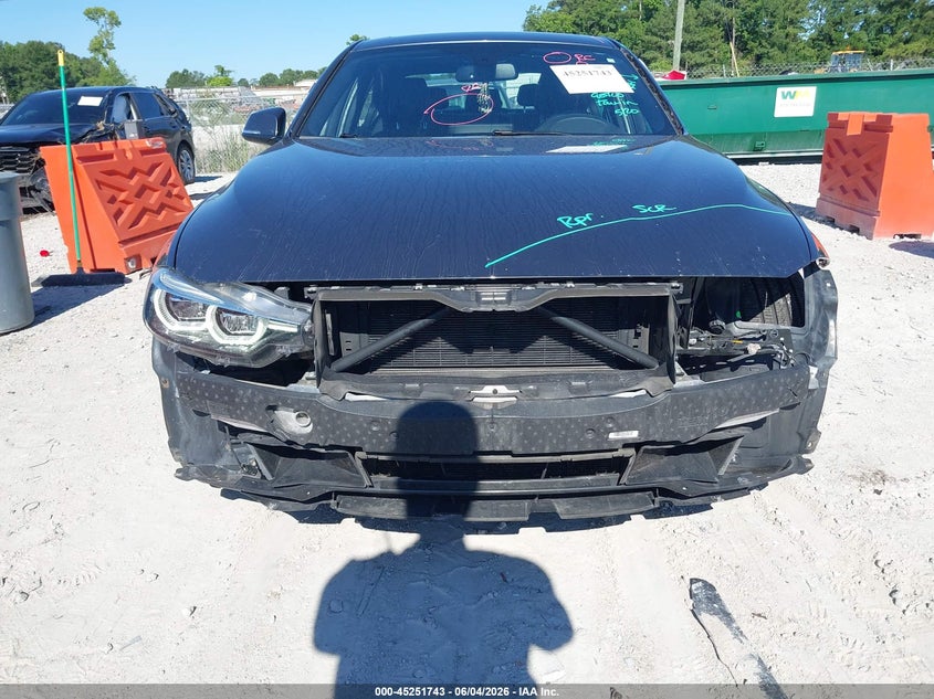 2018 BMW 3er VIN WBA8D9C52JEM33016 IAAI salvage auction — FRONT & REAR, Salvage Title, sold $3,750 on 2026-08-18 (photo 6)
