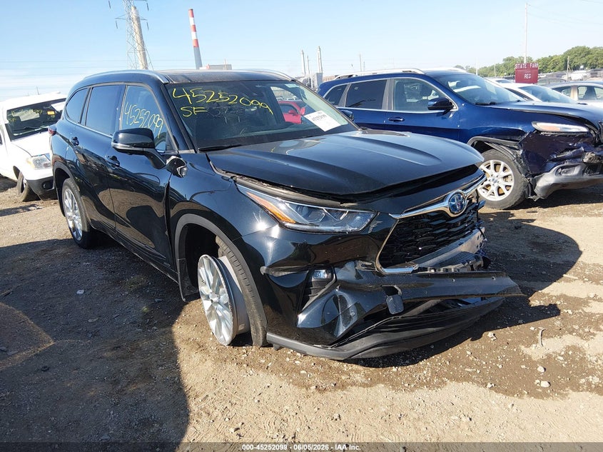 2023 Toyota Highlander VIN 5TDXBRCH7PS582913 IAAI salvage auction — FRONT END, Salvage Title, sold $13,200 on 2026-07-22 (photo 1)